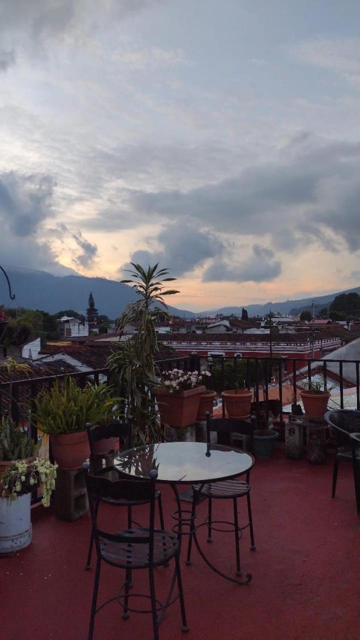 Hotel Posada Gutierrez Antigua Екстериор снимка