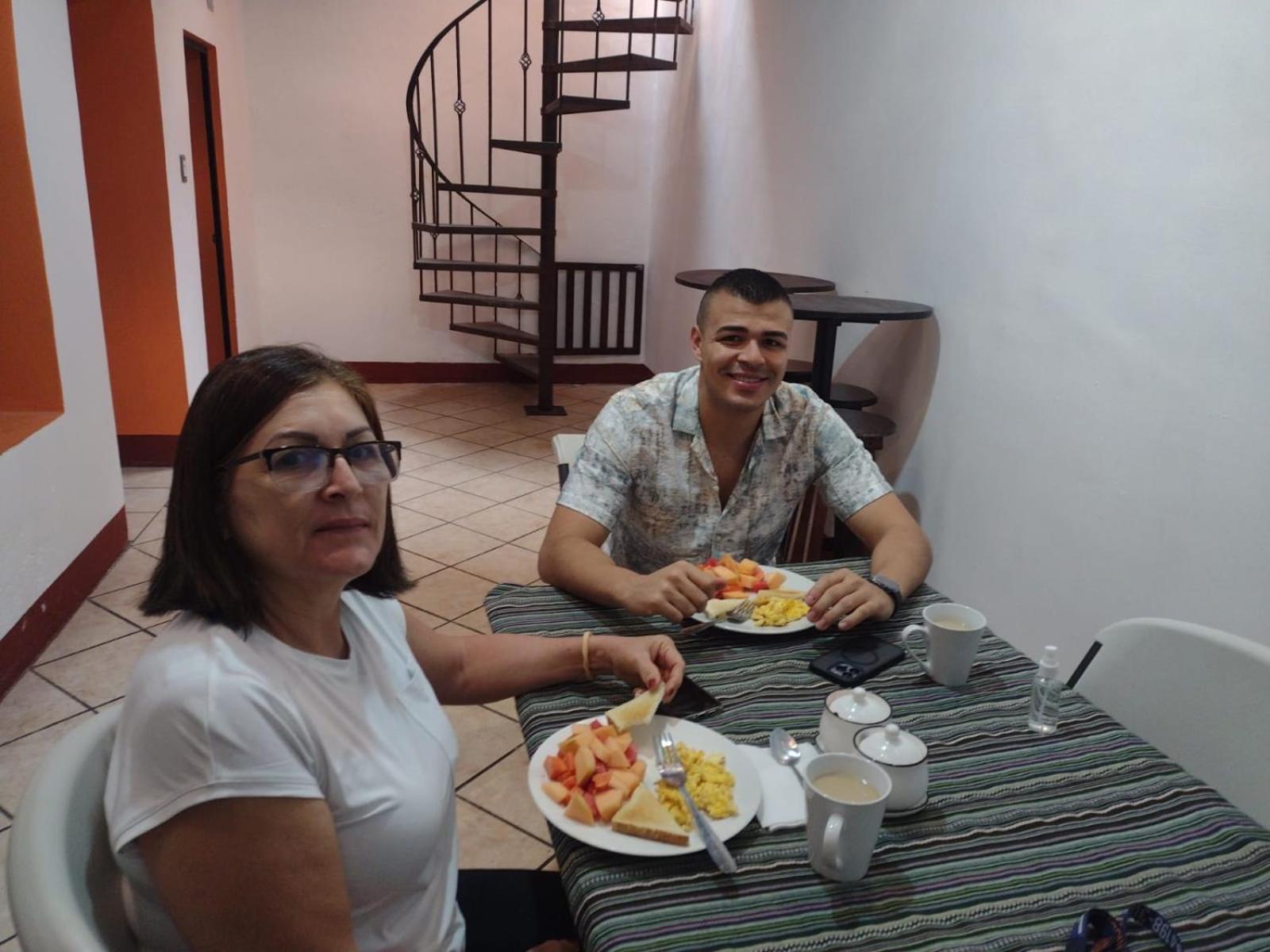 Hotel Posada Gutierrez Antigua Екстериор снимка